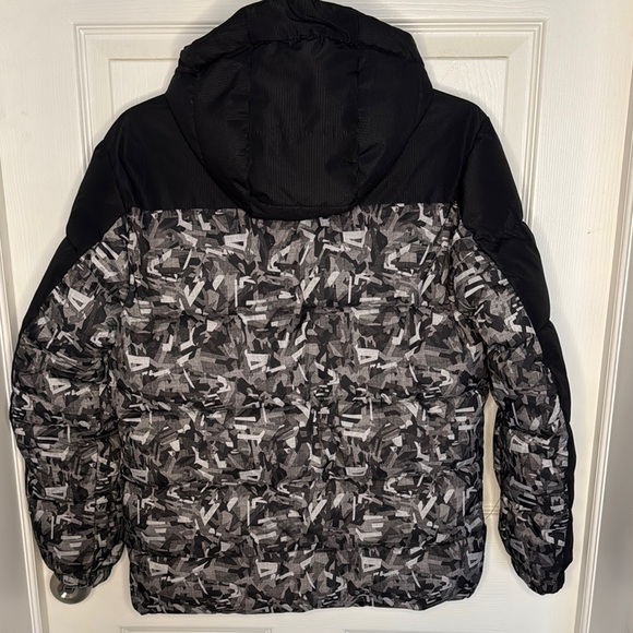 EUC Boys ZeroXposur Camouflage Hooded Puffer Jacket with Red Accents - Picture 9 of 9